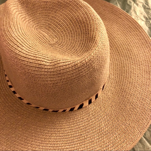 Beach Hat 🏖 - Picture 2 of 5